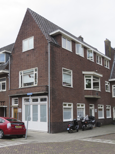 908808 Gezicht op het winkelhoekpand Herenweg 28 te Utrecht, met rechts een pleintje in de straat.N.B. bouwjaar: 1913 ...